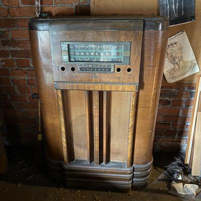 LOT 97Z: Vintage RCA Victor Radio