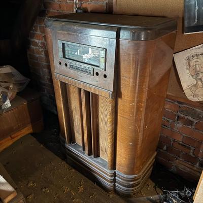 LOT 97Z: Vintage RCA Victor Radio