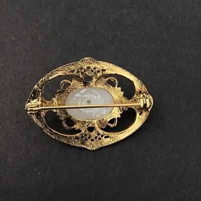 Vintage 1928 faux pearl brooch
