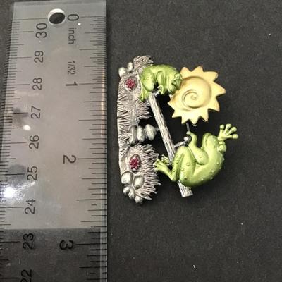Makers mark DD frog brooch