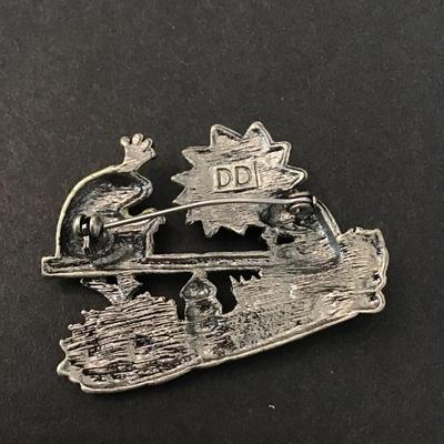 Makers mark DD frog brooch