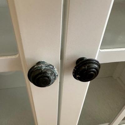 Sale Photo Thumbnail #213: One knob could use cleaning or replacement—see detailed photos.

31.5” H x 31” W x 11.75” D