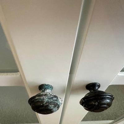 Sale Photo Thumbnail #215: One knob could use cleaning or replacement—see detailed photos.

31.5” H x 31” W x 11.75” D