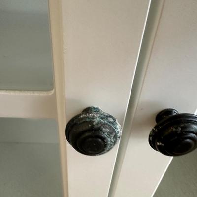 Sale Photo Thumbnail #214: One knob could use cleaning or replacement—see detailed photos.

31.5” H x 31” W x 11.75” D