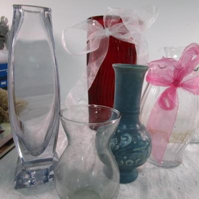 7 vases, various sizes, one of them is crystal