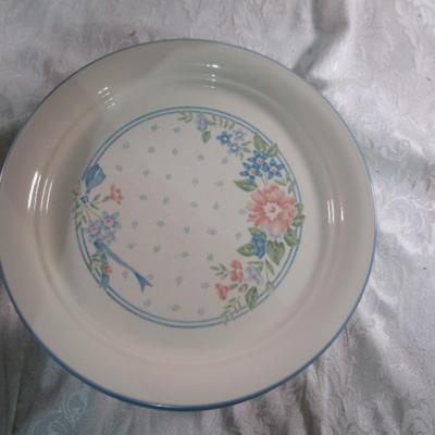 12 Corelle dinner plates