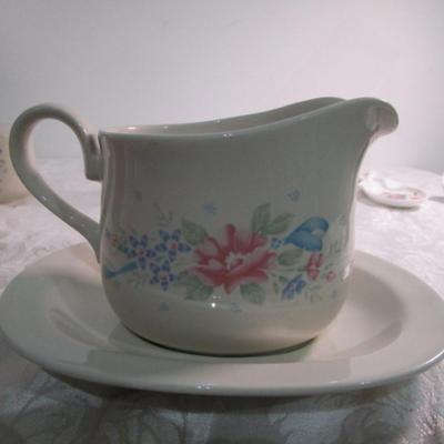 1 Corelle Gravy Boat with plate