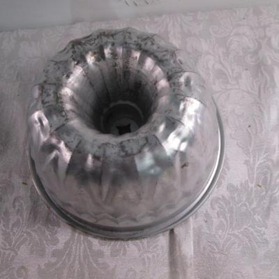 Sale Photo Thumbnail #202: Jello mold is metal  9-3/4" in diameter x 4-3/4" tall, cake pans are 3-5/8" x 1-1/2" tall" in diameter