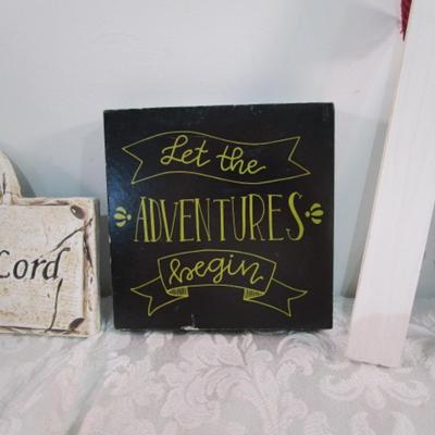 3 decorative plaques, 1 snowman décor