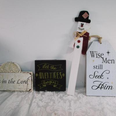 3 decorative plaques, 1 snowman décor
