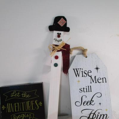 3 decorative plaques, 1 snowman décor