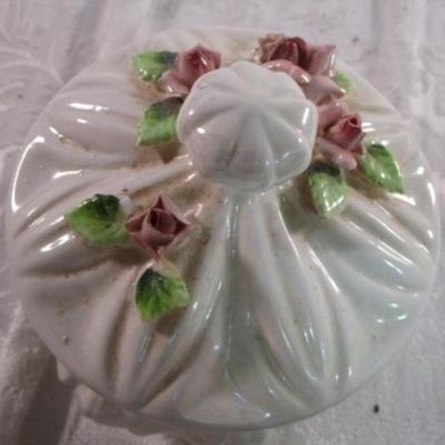 2 small decorative plates, 1 ceramic jar with lid