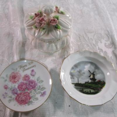 2 small decorative plates, 1 ceramic jar with lid