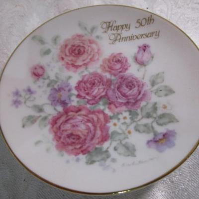 2 small decorative plates, 1 ceramic jar with lid