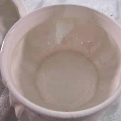 2 small decorative plates, 1 ceramic jar with lid