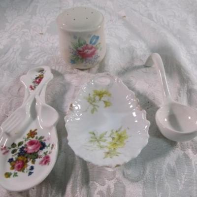 2 small spoon rests, 1 miniature ladle, 1 shaker