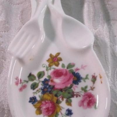 2 small spoon rests, 1 miniature ladle, 1 shaker