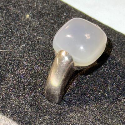 VINTAGE MID-CENTURY PREOWNED STERLING SILVER MOONSTONE RING (FULL 6.75) IN GOOD PREOWNED CONDITION AS PICTURED.