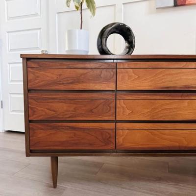 Vintage Mid Century 9-Drawer Dresser Credenza w/Beautiful Grain Facade & Tapered Legs