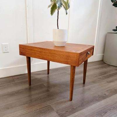 Vintage Mid Century 1970’s Walnut End Side Table Nightstand w/Tapered Legs & Aluminum Inlays & Handle by American of Martinsville