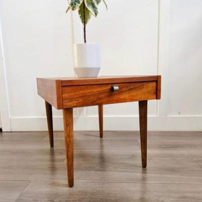 Vintage Mid Century 1970’s Walnut End Side Table Nightstand w/Tapered Legs & Aluminum Inlays & Handle by American of Martinsville