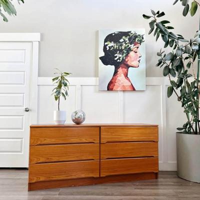 Vintage Mid Century 6-Drawer Danish Teak Wood Dresser w/Sleek Flat Facade Drawers & Sculptural Pulls