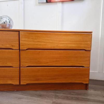 Vintage Mid Century 6-Drawer Danish Teak Wood Dresser w/Sleek Flat Facade Drawers & Sculptural Pulls