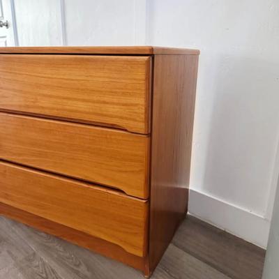 Vintage Mid Century 6-Drawer Danish Teak Wood Dresser w/Sleek Flat Facade Drawers & Sculptural Pulls