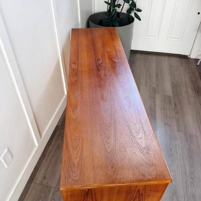 Vintage Mid Century 6-Drawer Danish Teak Wood Dresser w/Sleek Flat Facade Drawers & Sculptural Pulls