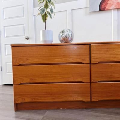 Vintage Mid Century 6-Drawer Danish Teak Wood Dresser w/Sleek Flat Facade Drawers & Sculptural Pulls
