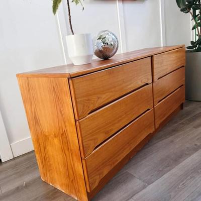 Vintage Mid Century 6-Drawer Danish Teak Wood Dresser w/Sleek Flat Facade Drawers & Sculptural Pulls