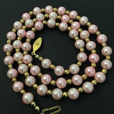 Beautiful vintage light pink faux pearl beaded necklace