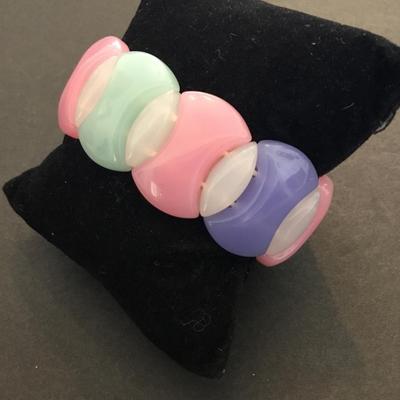 Cute acrylic stretch bracelet