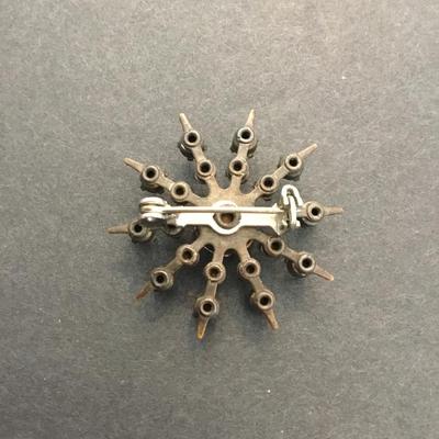 Beautiful, vintage star rhinestone brooch/pin
