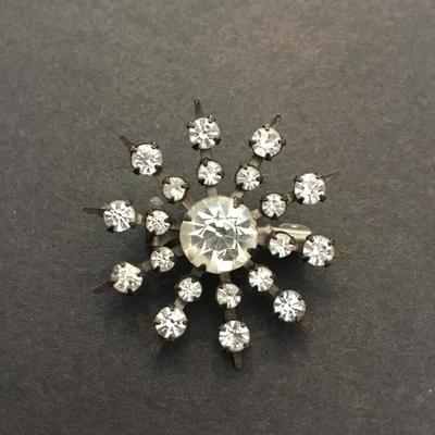Beautiful, vintage star rhinestone brooch/pin