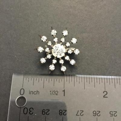 Beautiful, vintage star rhinestone brooch/pin