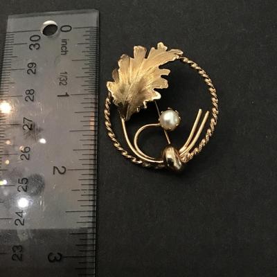 Vintage Gold tone leaf faux pearl brooch