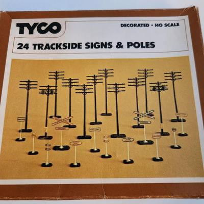 Tyco HO Scale Trackside Signs & Poles