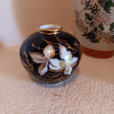 EDELSTEIN ECHT COBALT BOWL, SMALL CLAY POT AND A SATSUMA VASE