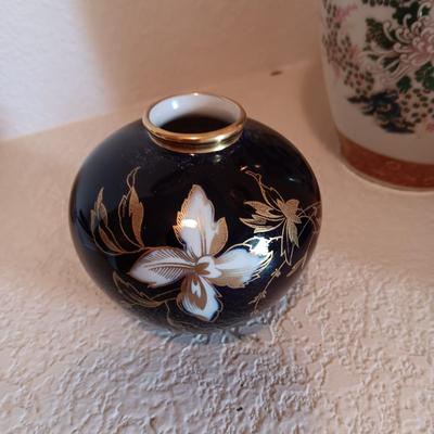 EDELSTEIN ECHT COBALT BOWL, SMALL CLAY POT AND A SATSUMA VASE