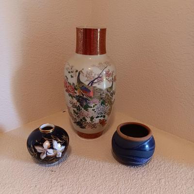 EDELSTEIN ECHT COBALT BOWL, SMALL CLAY POT AND A SATSUMA VASE