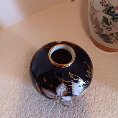 EDELSTEIN ECHT COBALT BOWL, SMALL CLAY POT AND A SATSUMA VASE