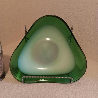 1920's ROSEVILLE DAHLROSE VASE AND AN ART GLASS BOWL