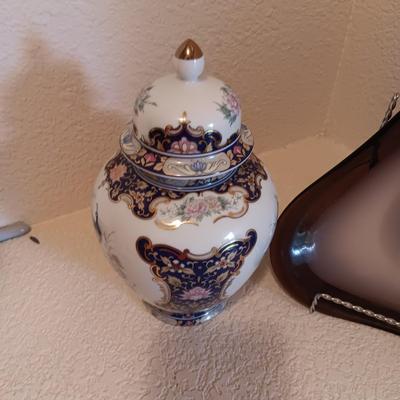 PURPLE ART GLASS BOWL, SMALL BRASS BOWL AND A GINGER JAR WITH A PEACOCK
