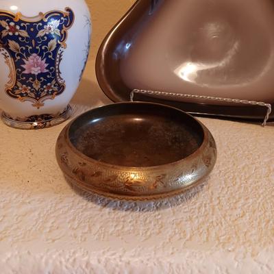 PURPLE ART GLASS BOWL, SMALL BRASS BOWL AND A GINGER JAR WITH A PEACOCK