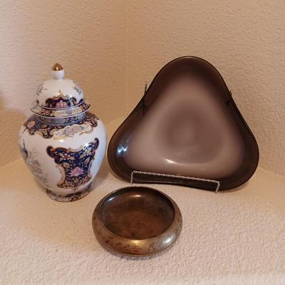 PURPLE ART GLASS BOWL, SMALL BRASS BOWL AND A GINGER JAR WITH A PEACOCK