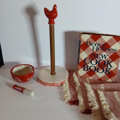 Farmhouse Kitchen Decor Lot – Pioneer Woman Paper Towel Holder, Mortar & Pestle, Better Homes Cookbook + Table Linens