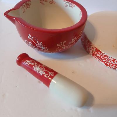 Farmhouse Kitchen Decor Lot – Pioneer Woman Paper Towel Holder, Mortar & Pestle, Better Homes Cookbook + Table Linens