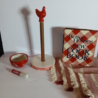 Farmhouse Kitchen Decor Lot – Pioneer Woman Paper Towel Holder, Mortar & Pestle, Better Homes Cookbook + Table Linens