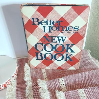 Farmhouse Kitchen Decor Lot – Pioneer Woman Paper Towel Holder, Mortar & Pestle, Better Homes Cookbook + Table Linens